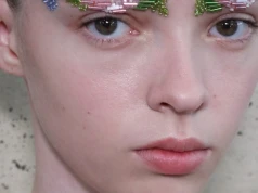 Nie laminacja i nie microblading. Simone Rocha pokazała najbardziej zaskakujący trend na brwi