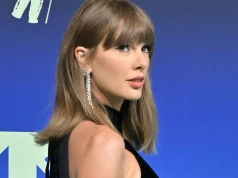 Swift odwróciła się tyłem do zdjęcia. Odważny detal sukienki skradł show