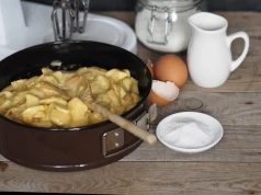Nie kupuję już gotowych ciasta. Ten wypiek z jabłkami robię z tego, co mam
