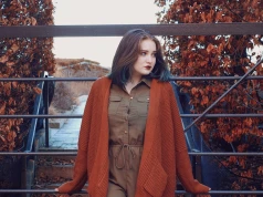 Layering jesienią. Jak tworzyć nowoczesne stylizacje z kardiganem?