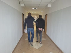 Awantury, wyzwiska i przemoc wobec żony. “Pukał żonę w głowę tępą częścią siekiery”. 32-latek aresztowany na trzy miesiące