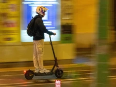 Jechał ponad "setką" przez Warszawę na hulajnodze. Drogowa patologia na filmie