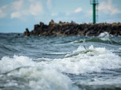 Czarna, lepka substancja na polskich plażach. Służby ostrzegają: "Nie dotykać"