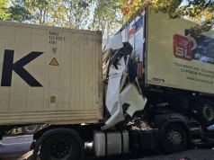 Kabina ciężarówki całkowicie zmiażdżona. Wypadek na DK79