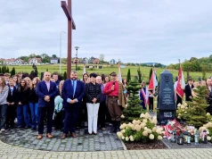 Nawojowa pamięta o kapitanie zamordowanym w Katyniu. Uroczysty apel z udziałem Sokołów i uczniów