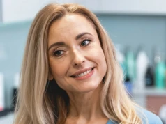 Woda rozmarynowa na włosy robi furorę. Dlaczego lepszy może być olejek?