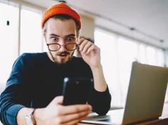 Powiadomienie z telefonu może być reklamą oszustów. CERT ostrzega przed nowym sposobem ataku