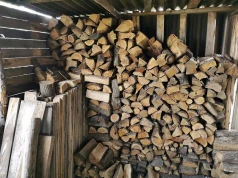 Wiele osób tak składuje drewno do kominka. To złamanie podstawowych zasad bezpieczeństwa