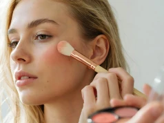 Koniec z mocnym różem na pół twarzy. TikTok pokochał trend "anti-blush" i wygląda zaskakująco świeżo