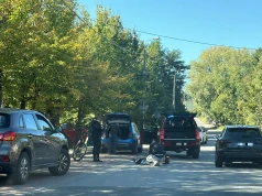 Świadkowie ruszyli jej na pomoc. Rowerzystka bez kasku z poważnym urazem głowy