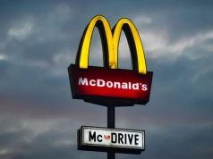 Przełom w zamawianiu jedzenia z auta. Mercedes ma patent, który zmieni strefy drive-thru