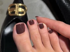 Wygląda inaczej w każdym świetle. Truflowy pedicure ma idealny balans różu i brązu