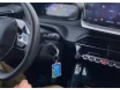 19 z 21 aut wysyła dane firmom trzecim. Tesla łączy się z 34 domenami reklam
