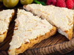 Ta wysokobiałkowa pasta to mój hit na kanapki. Syci na długo i smakuje każdemu