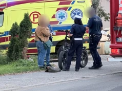 Zderzenie osobówki z rowerem elektrycznym. Utrudnienia w ruchu na Cieplickiej