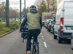 Kierowcy będą musieli zwolnić przy rowerzyście. Nowe przepisy zaczną 1 października