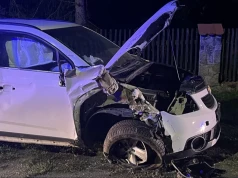 Nocny wypadek w Kamienicy. Chevrolet zjechał z drogi i uderzył w ogrodzenie