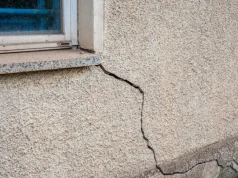 Czy pęknięcia na ścianach i stropach są groźne? Przyczyny i naprawa