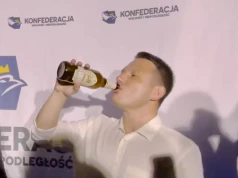 Żenada! Mentzen zobaczył policjantki w mundurach i zaczął szydzić. „Pan przynosi wstyd”