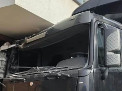 Groźny wypadek w Krakowie. Samochód ciężarowy wjechał w blok