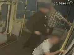 Wandale zdewastowali tramwaj i zniszczyli szyby pojazdu