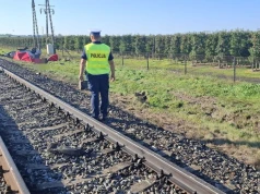 Tragedia na przejeździe kolejowym w Kopydłowie. Zmarła 16-letnia pasażerka BMW