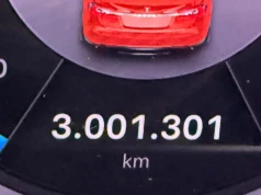 Tesla Model S pokonała ponad 3 000 000 kilometrów. Na silniku załatanym przez EV Clinic ponad 1 200 000 kilometrów