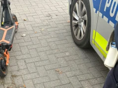 14-latek jechał hulajnogą na jednym kole. Zareagowali policjanci