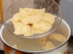 Tyle czasu trzeba gotować pierogi. Kiedy się zagapisz, wszystkie się rozkleją