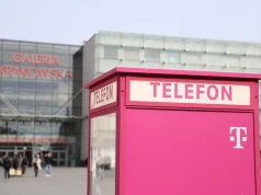 Niecodzienny widok w Krakowie. Różowa budka telefoniczna stanęła przed Galerią Krakowską