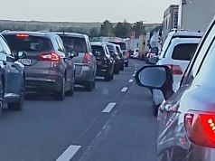 Poważna kolizja na S7. Funkcjonariusze zabezpieczają miejsce zdarzenia.
