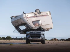Toyota zrzuciła 760- kilogramową przyczepę na elektrycznego Hiluxa