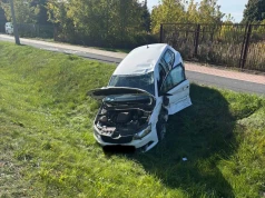 Jedno auto w rowie, drugie z rozbitym przodem. Wypadek w Serocku