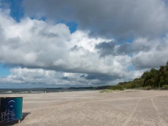 Plaże w Ustce ponownie otwarte. Usunięto większość substancji ropopochodnej