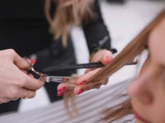Idziesz do fryzjera? Nie zakładaj golfa i lepiej odpuść olejowanie włosów przed wizytą
