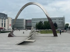 Różowa budka przed Galerią Krakowską. Można z niej zadzwonić za darmo do mamy
