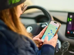 Wożą się samochodami i jeszcze na tym zarabiają. Studenci pokochali tę pracę