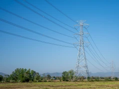 Słup energetyczny na działce – kiedy można żądać wynagrodzenia, odszkodowania lub przesunięcia słupa?