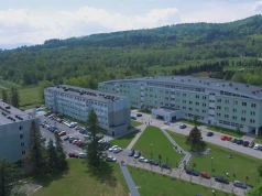 „Nasze ulice nie są parkingiem uczelni”. Mieszkańcy skarżą się na parkowanie w rejonie UBB