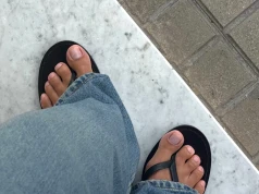 Porcelanowe stopy. Przy tym efekcie inne lakiery wyglądają tanio
