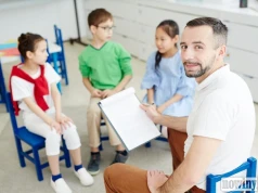 Myślisz o pracy, w której każdy dzień stawia inne wyzwania? Sprawdź, czy masz predyspozycje do wspierania innych jako tyflopedagog