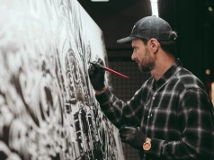 Paweł Swanski stworzył 5-metrowy stół w Hali Koszyki. Nowa instalacja legendy polskiego street artu