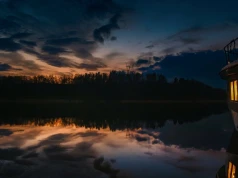 Zwierzęta z mazurskiego jeziora zmieniły zwyczaje. Nocą jest za jasno