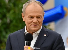 Gest Donalda Tuska wobec dzieci. Kamery wszystko uchwyciły