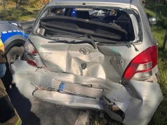 Groźna kolizja w Karolinie. Bus uderzył w tył Toyoty, na miejscu kilka służb