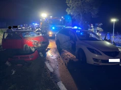 Zderzenie trzech pojazdów na drodze wojewódzkiej. Dwie osoby przetransportowano do szpitala