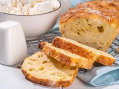 Chleb twarogowy bez mąki. Wystarczą 4 składniki, by upiec lekki bochenek
