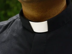 Ksiądz Janusz Z. z aktem oskarżenia. Chodzi o molestowanie ministranta