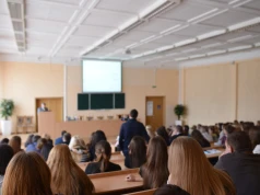 Polacy chcą szkoły do życia, nie tylko do egzaminów. Tylko co czwarty dobrze ją ocenia