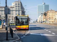 Kierowcy w korku, buspas pusty. Świat zna lepsze rozwiązania niż dyskryminacja samochodów!